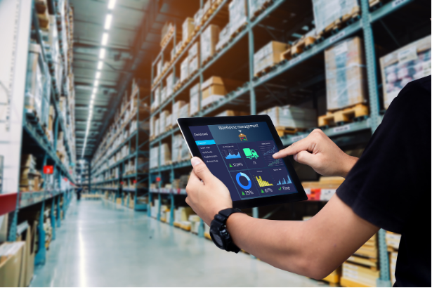 Personne qui utilise la technologie en entrep&ocirc;t